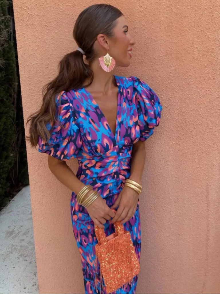 Ursula | Vestido midi plisado vibrante con hombros esculpidos