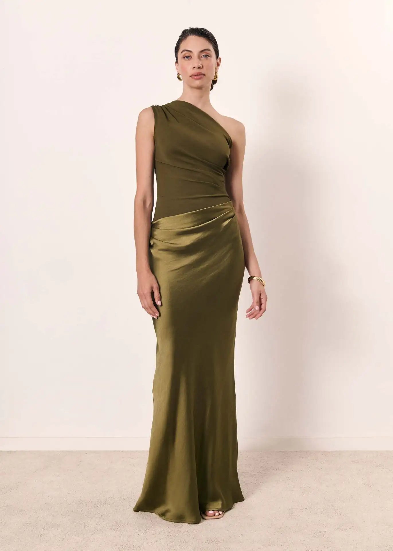 Sofía | Vestido maxi satén diseño asimétrico