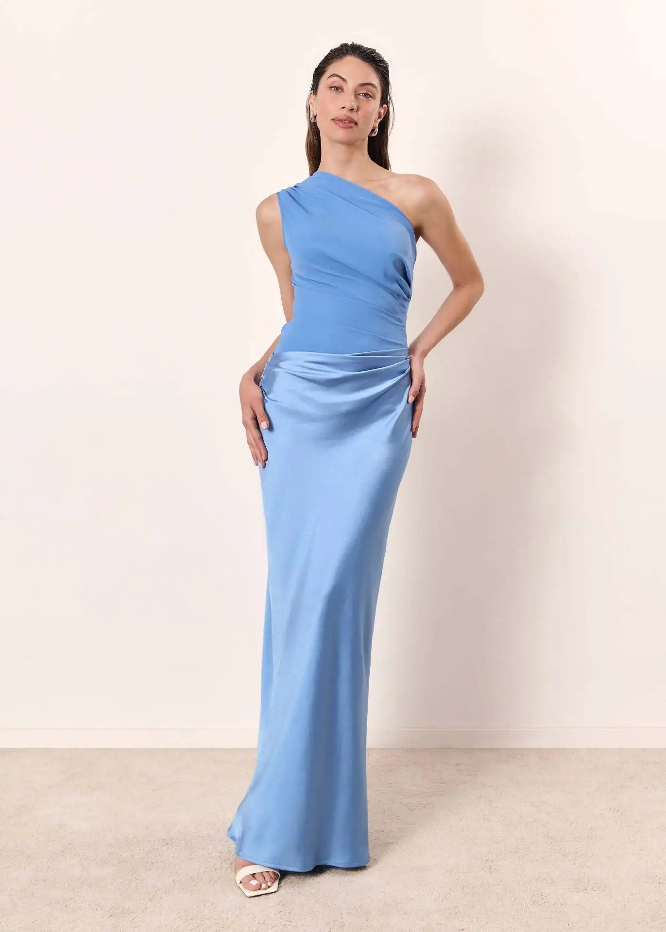 Sofía | Vestido maxi satén diseño asimétrico